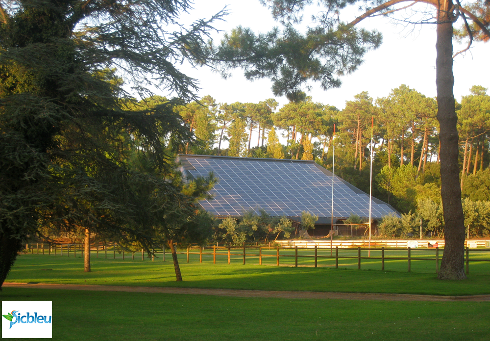 panneaux-photovoltaiques-couverture-batiment-public-salle-de-sport