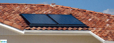 Capteurs-solaires-sur-toit-chauffe-eau-énergie-radiative-du-soleil