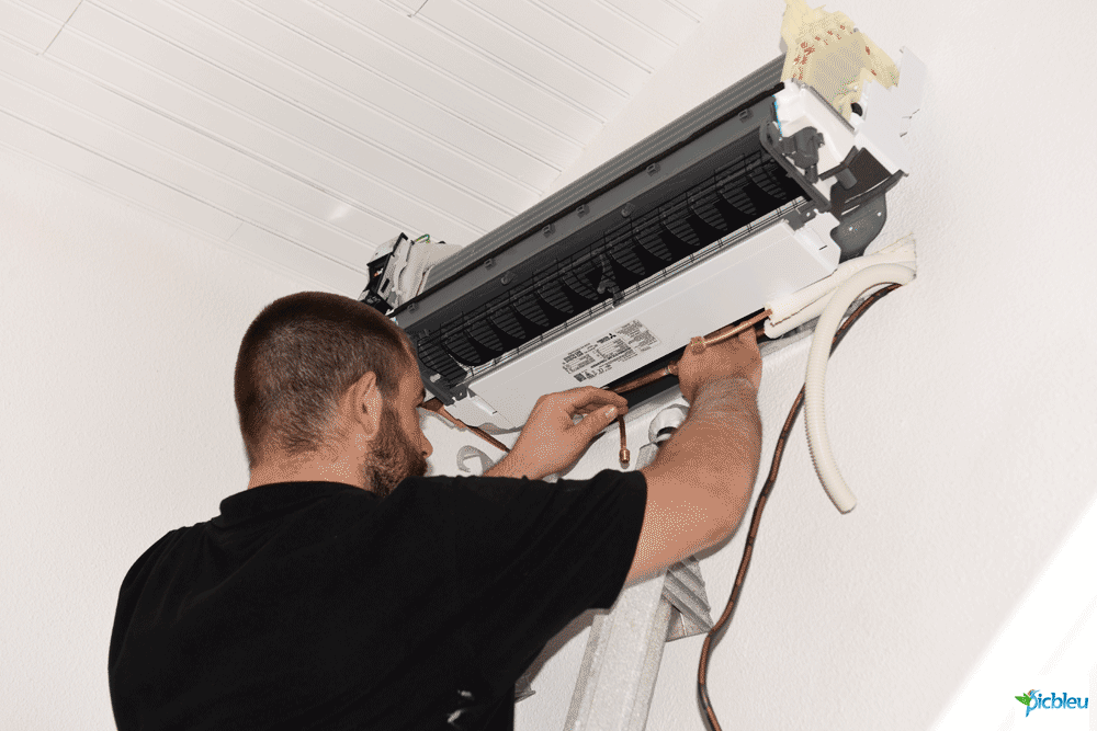 entretien-pompe-à-chaleur-air-air-clim-réversible-technicien