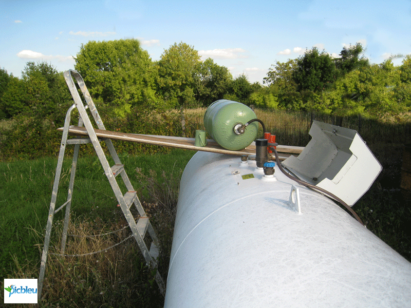 bouteille-de-gaz-propane-couchee-sur-citerne-propane